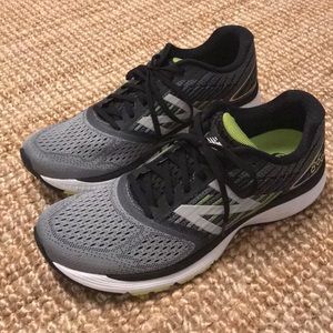 WORN ONCE New Balance Men’s Sneaker 860 V.9